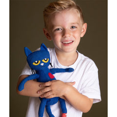 MerryMakers Pete the Cat sostenido en mano para comparar tamaño y portabilidad