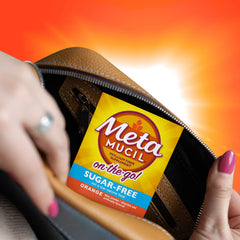 Metamucil vaso con bebida naranja mostrando mezcla fácil y refrescante