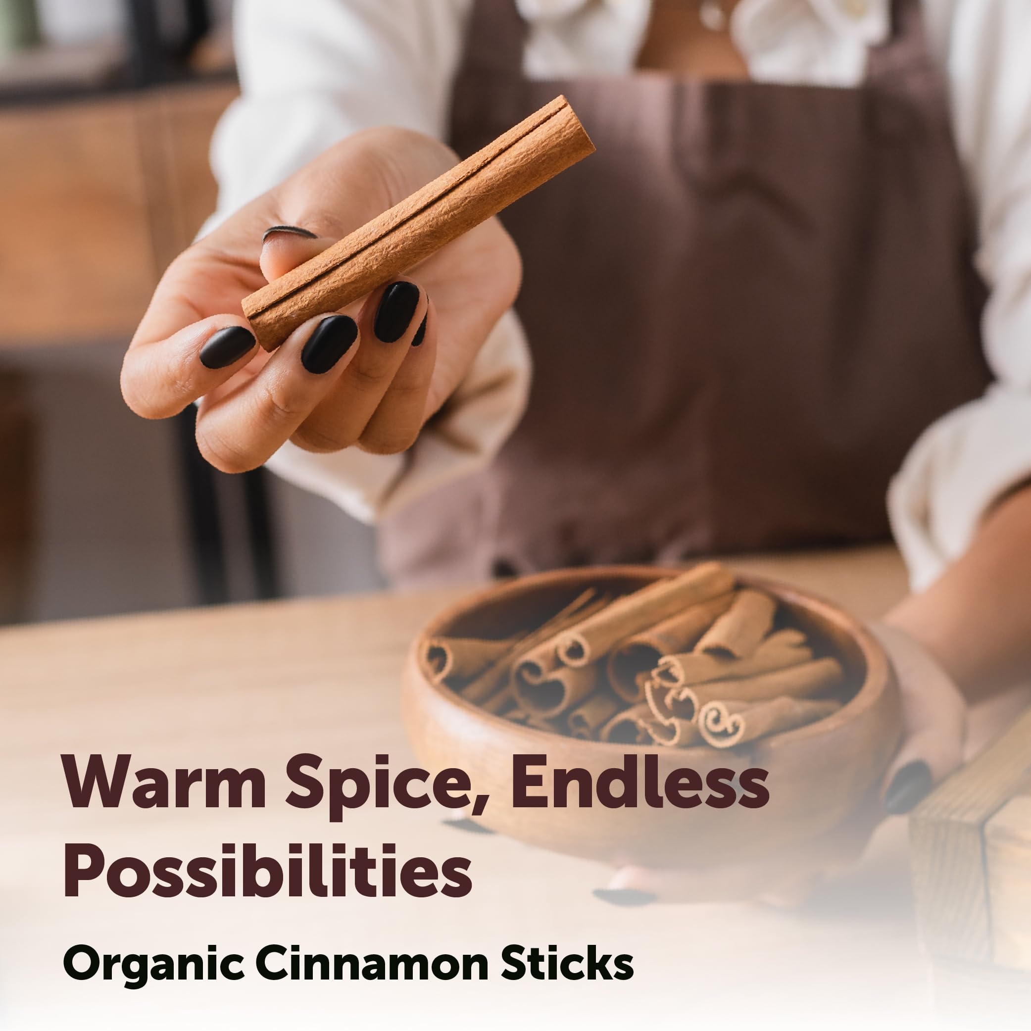 Micro Ingredients rama de canela sobre la mano para comparar tamaño y duración de uso