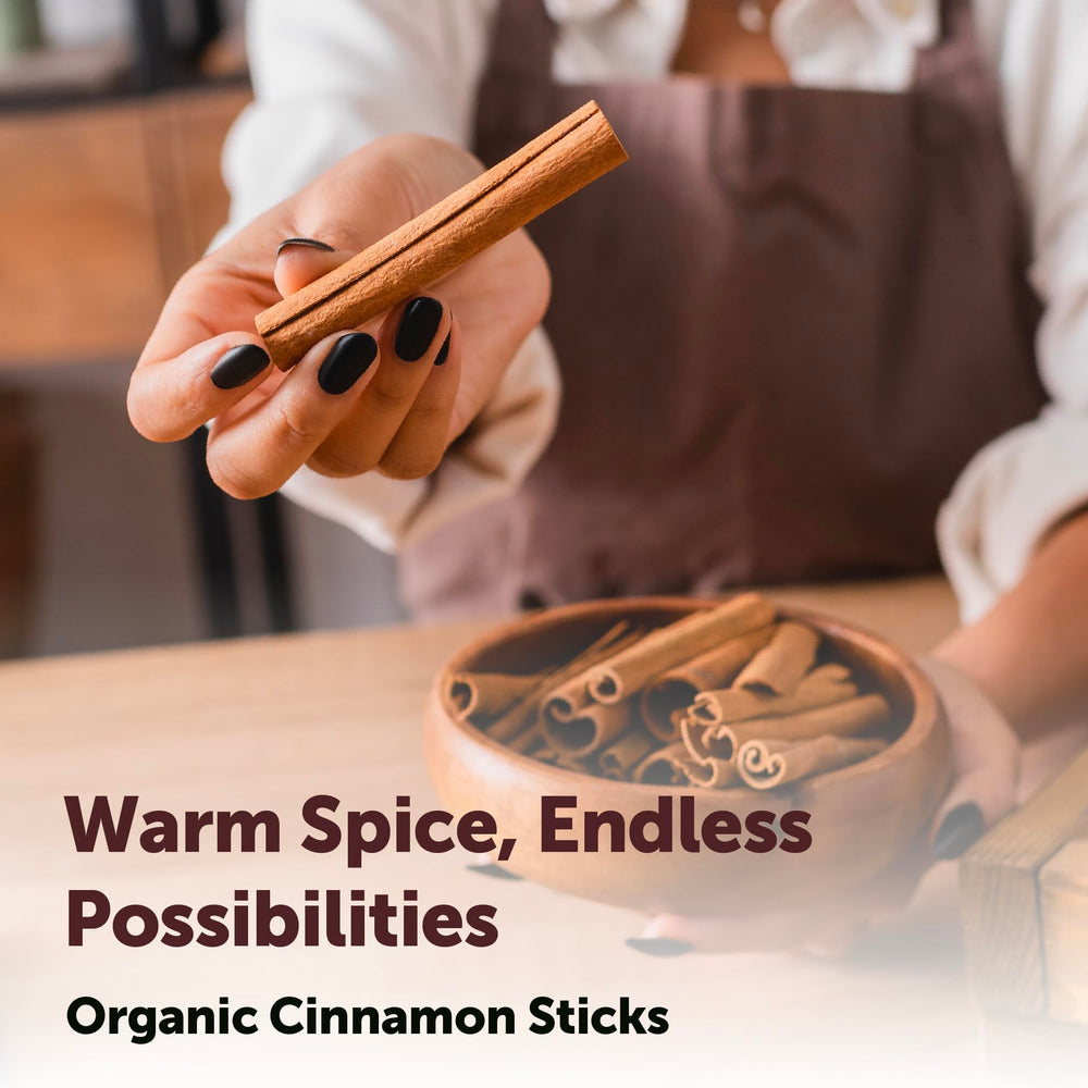 Micro Ingredients rama de canela sobre la mano para comparar tamaño y duración de uso