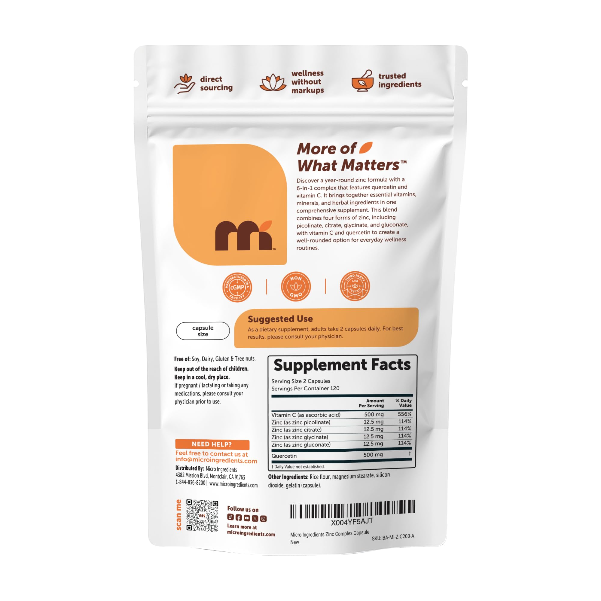 Micro Ingredients tomando cápsulas con vaso de agua como ejemplo de uso