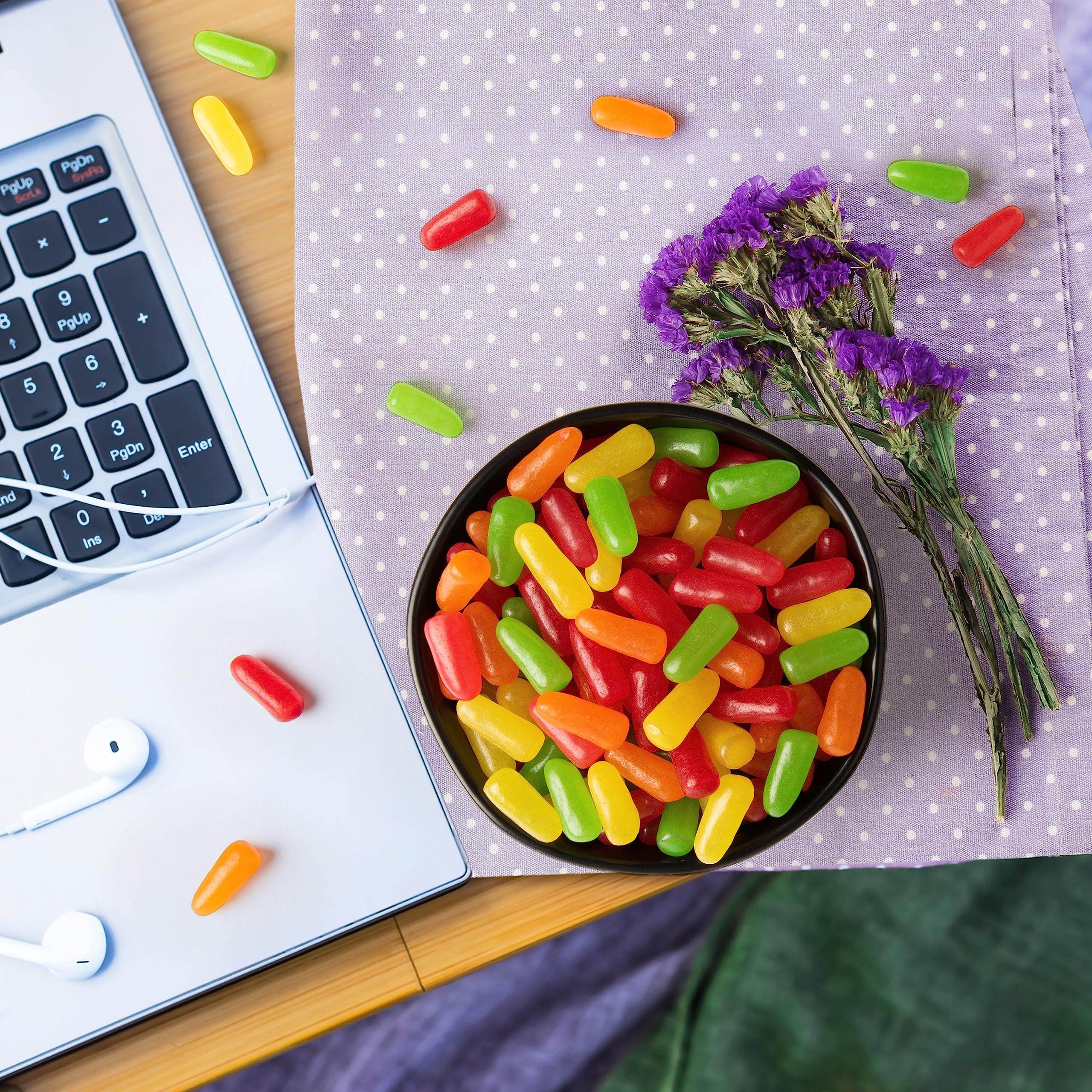 MIKE AND IKE comparación de tamaño en mano destaca porciones compactas y portabilidad.