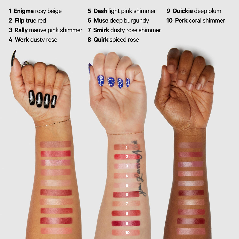 Milk Makeup stick junto a monedas para ilustrar tamaño y portabilidad