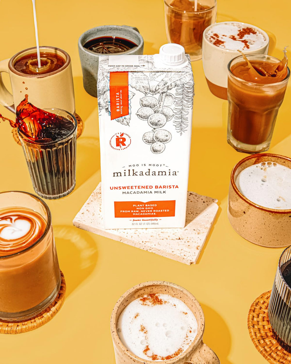 Milkadamia vertido sobre capuchino mostrando textura y sabor neutro