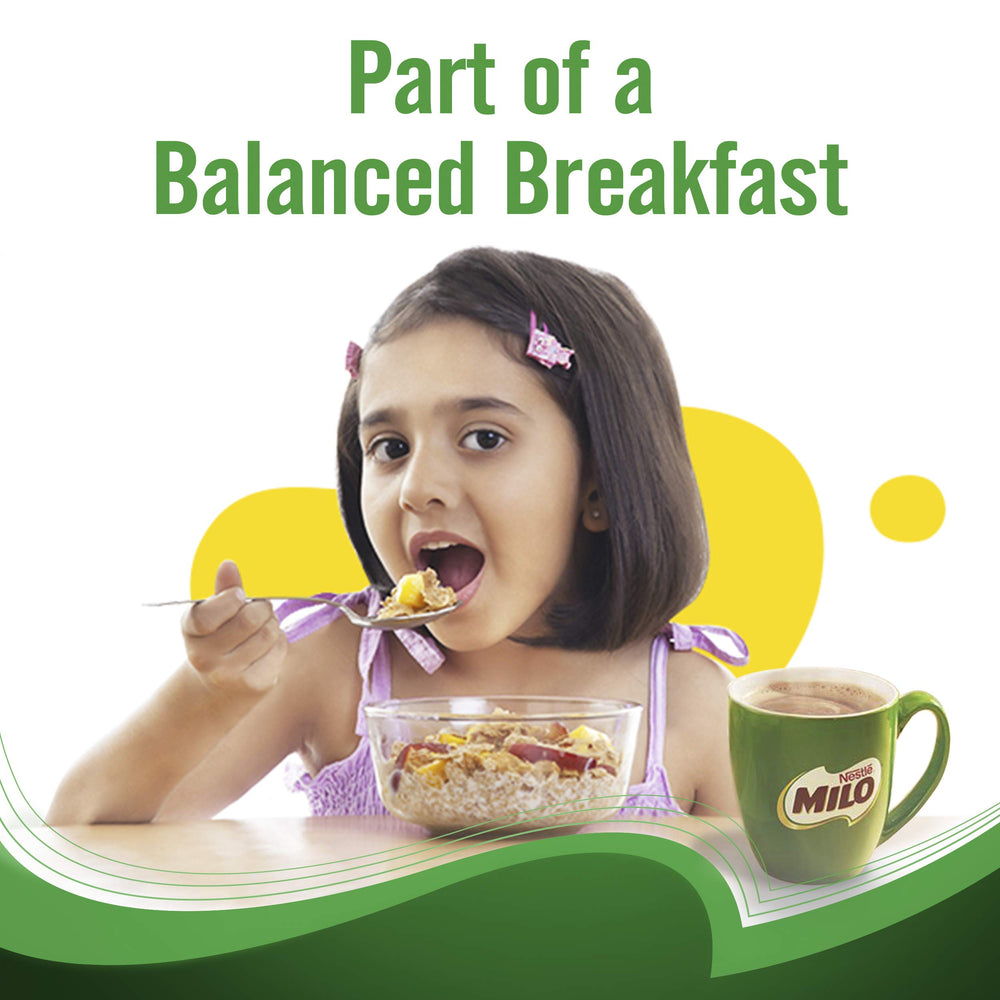 MILO vaso caliente humeante preparado con leche, reconfortante y nutritivo en desayuno