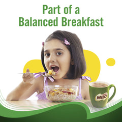 MILO vaso caliente humeante preparado con leche, reconfortante y nutritivo en desayuno
