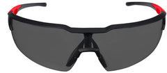 Milwaukee gafas de seguridad vista frontal con marco negro y lentes tintadas, protección cómoda