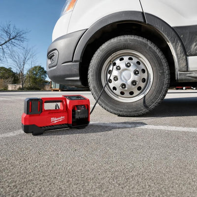 Milwaukee inflator en mano para comparar tamaño, fácil transporte