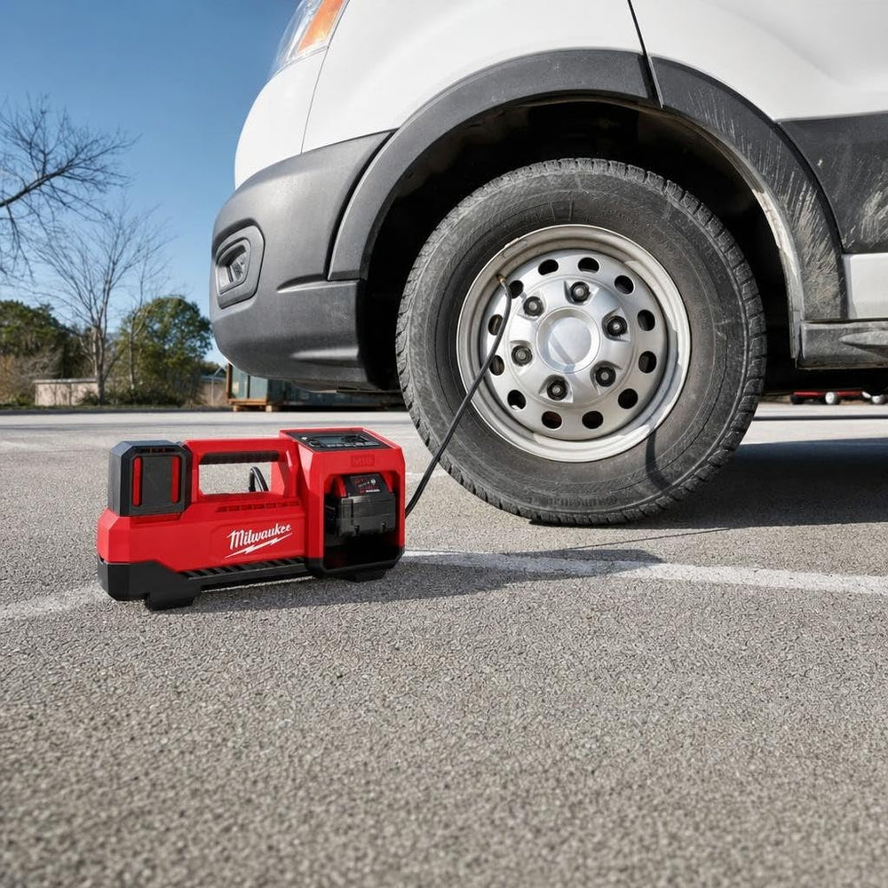 Milwaukee inflator en mano para comparar tamaño, fácil transporte
