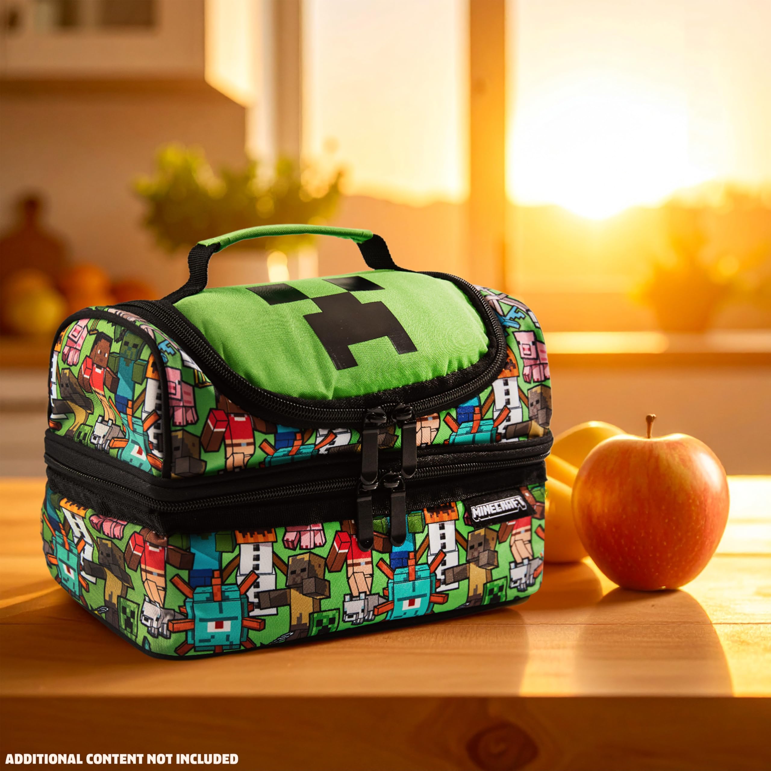 Minecraft lonchera junto a una mochila para comparar tamaño y capacidad diaria