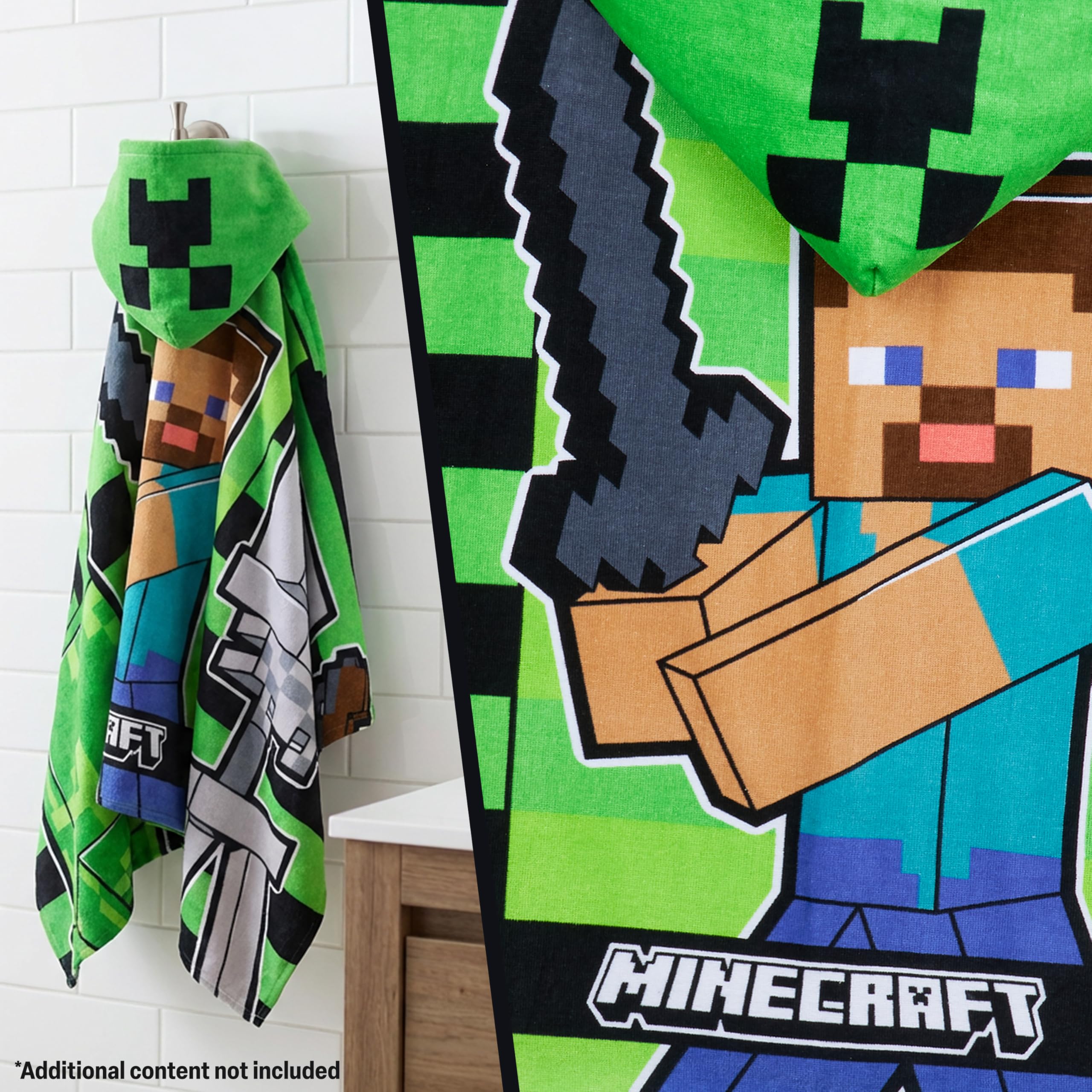 Minecraft niño usando poncho en piscina para mayor comodidad