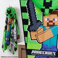 Minecraft niño usando poncho en piscina para mayor comodidad