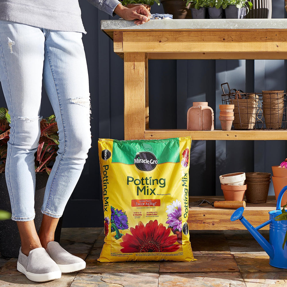 Miracle-Gro mezcla en maceta con flores para más floración vibrante