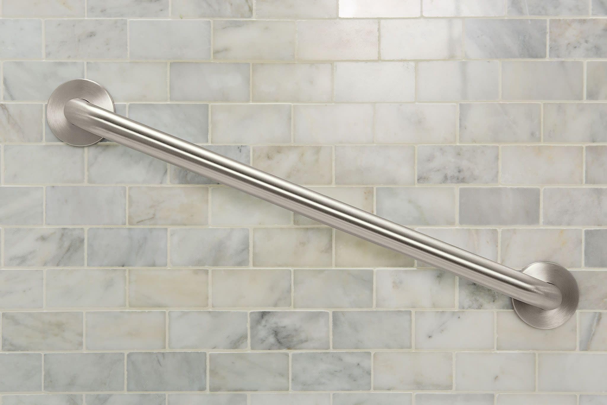 Moen comparación de tamaño con mano para referencia ergonómica