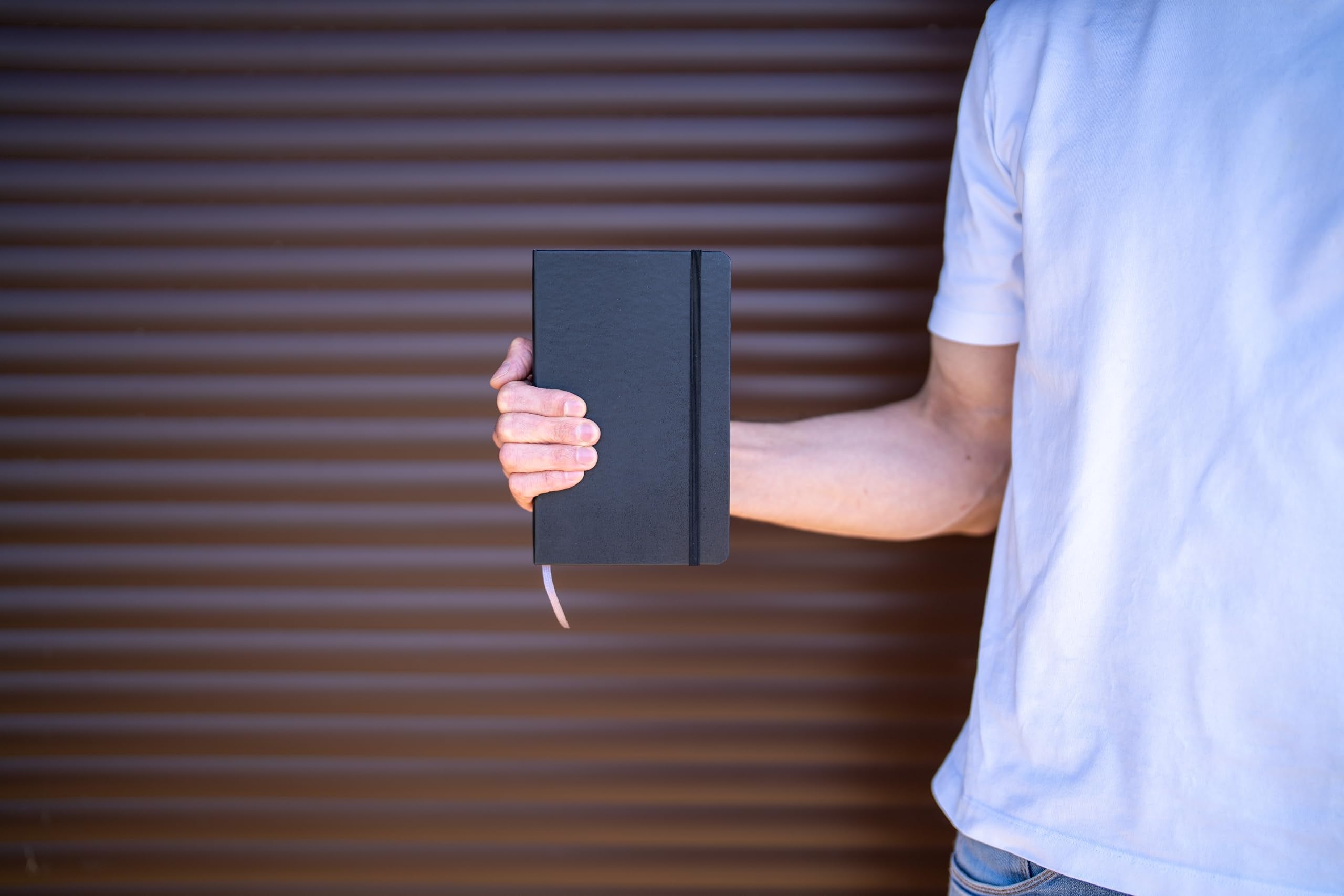 Moleskine cuaderno en uso en café para escritura cómoda en movilidad