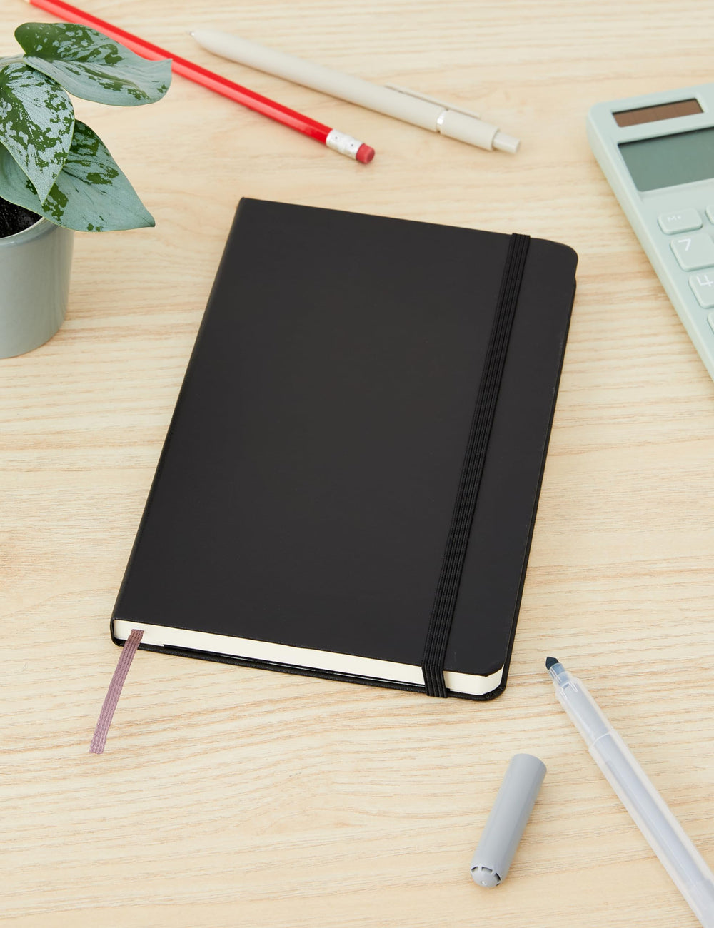 Moleskine marcapáginas de tela señalando la página activa con facilidad