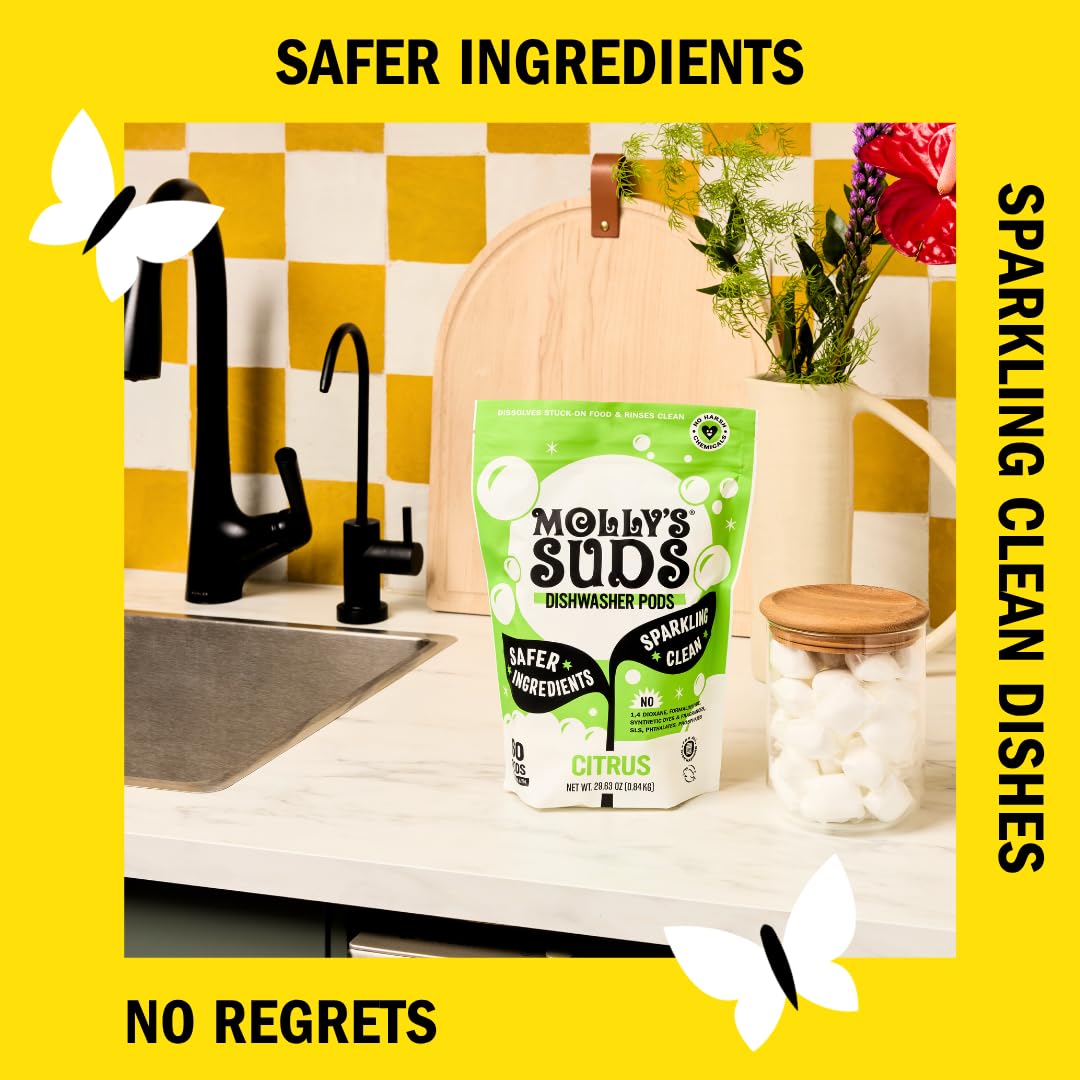 Molly's Suds cápsula en mano para mostrar tamaño y uso fácil