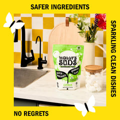 Molly's Suds cápsula en mano para mostrar tamaño y uso fácil