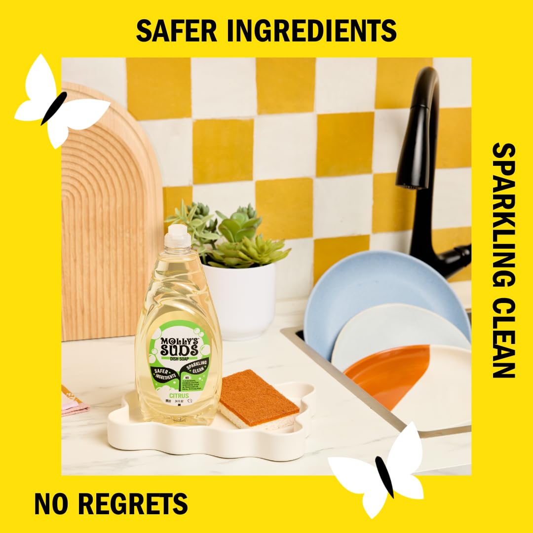 Molly's Suds en uso lavando platos, limpieza eficaz y manos protegidas