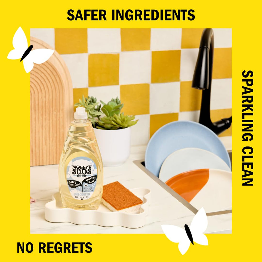 Molly's Suds lavando un biberón evidenciando seguridad para artículos de bebé