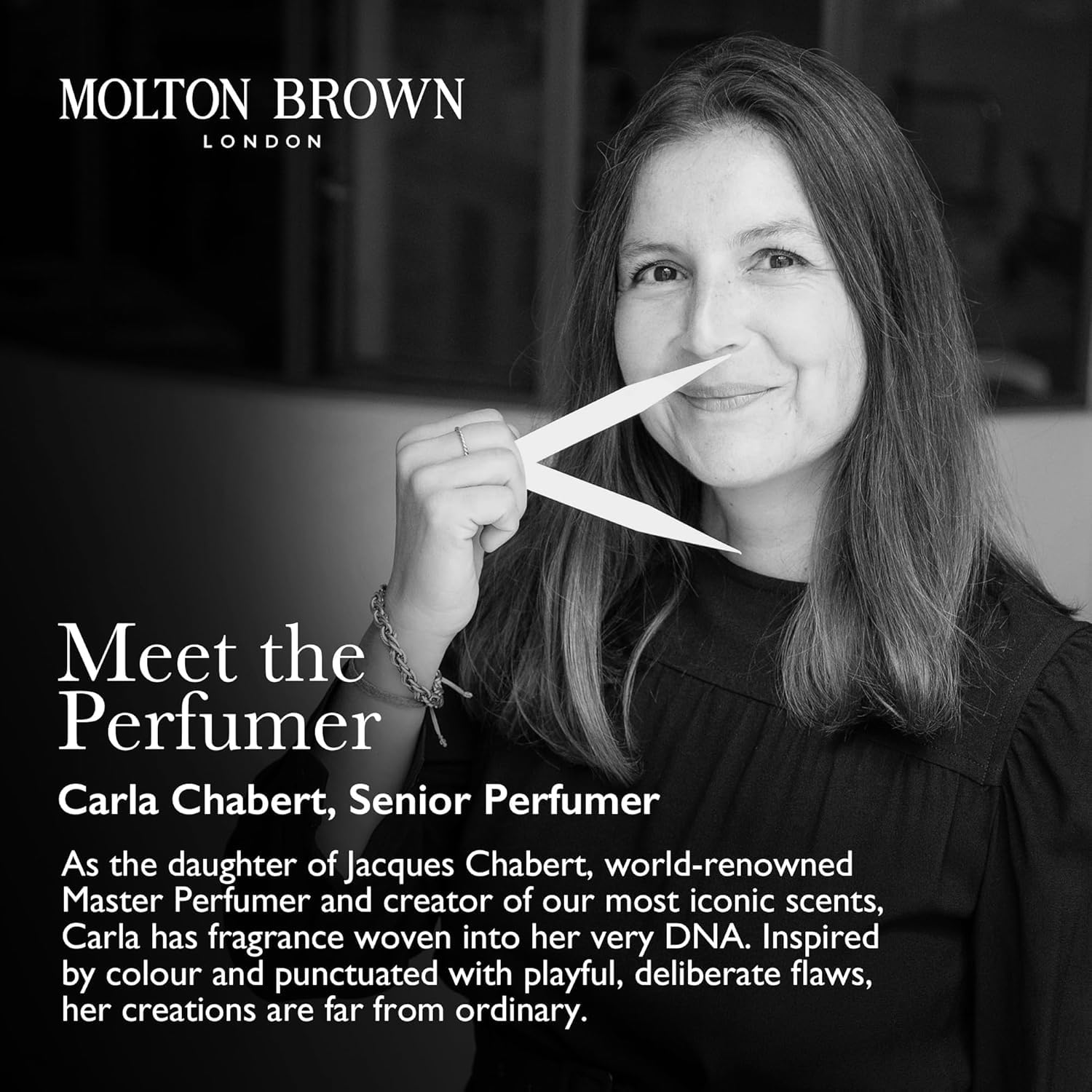 Molton Brown producto en uso junto al lavabo para manos suaves
