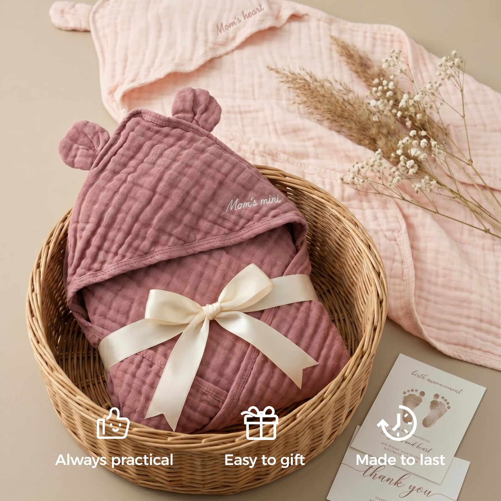 Momcozy en baño infantil estilo lifestyle, aspecto acogedor y limpio