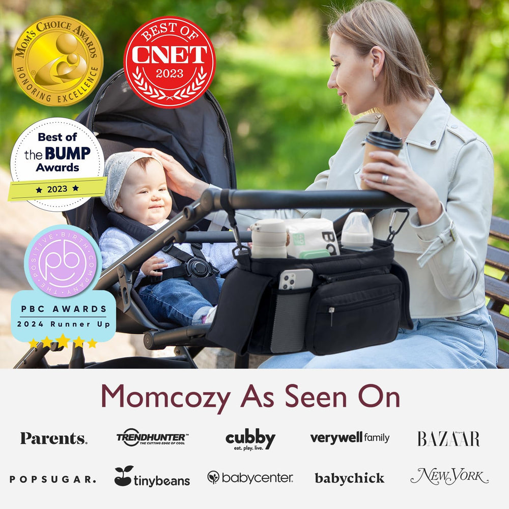 Momcozy en paseo familiar con teléfono, botella y llaves a mano