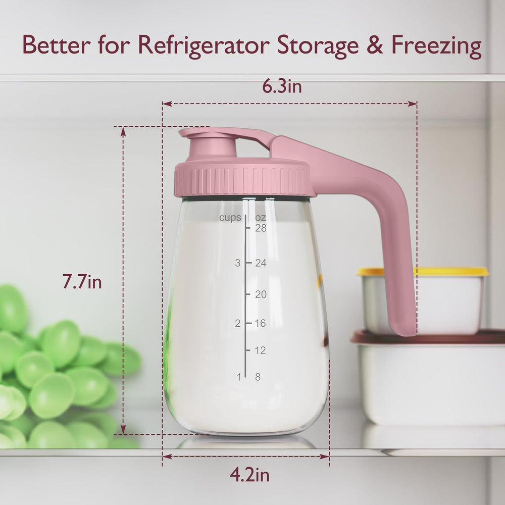 Momcozy jarra en uso vertiendo leche con asa cómoda y control preciso