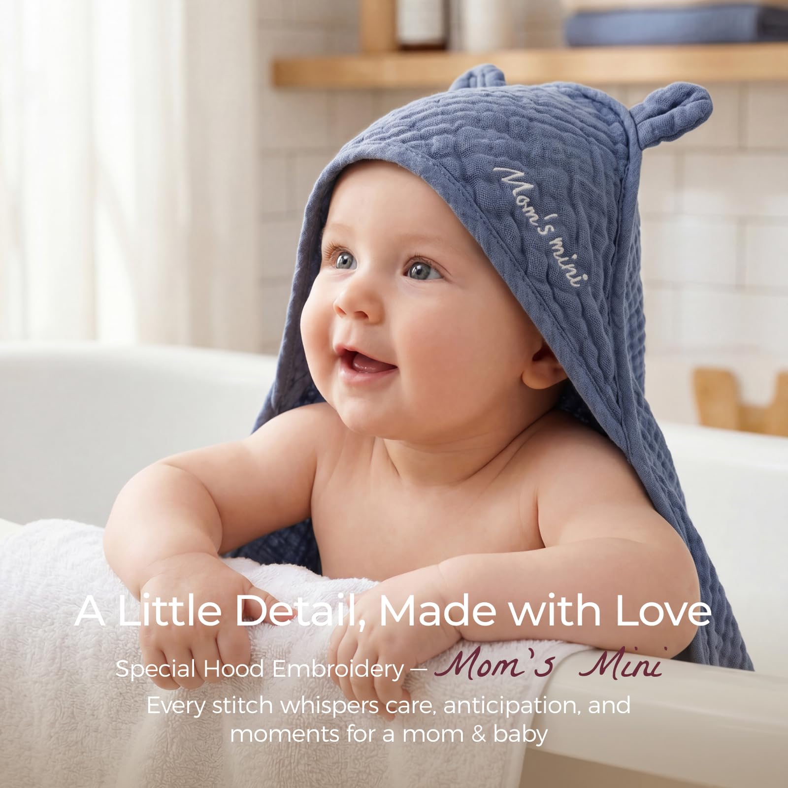 Momcozy escena de baño infantil con toalla azul acogedora