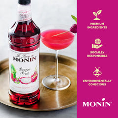 Botella Monin Dragon Fruit junto a una copa para comparar tamaño y uso profesional