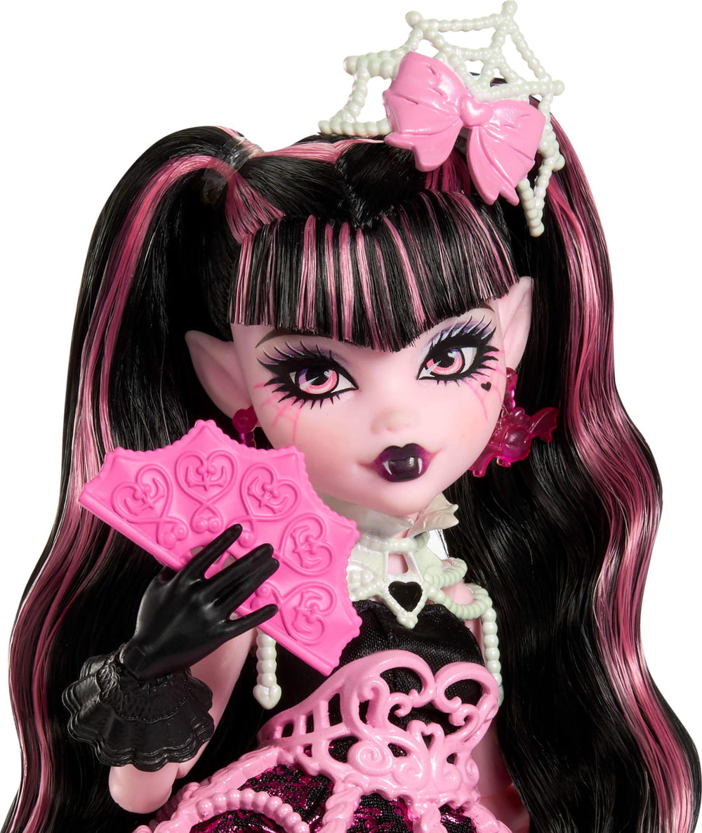 Monster High Draculaura en escena de fiesta mostrando posibilidades de juego