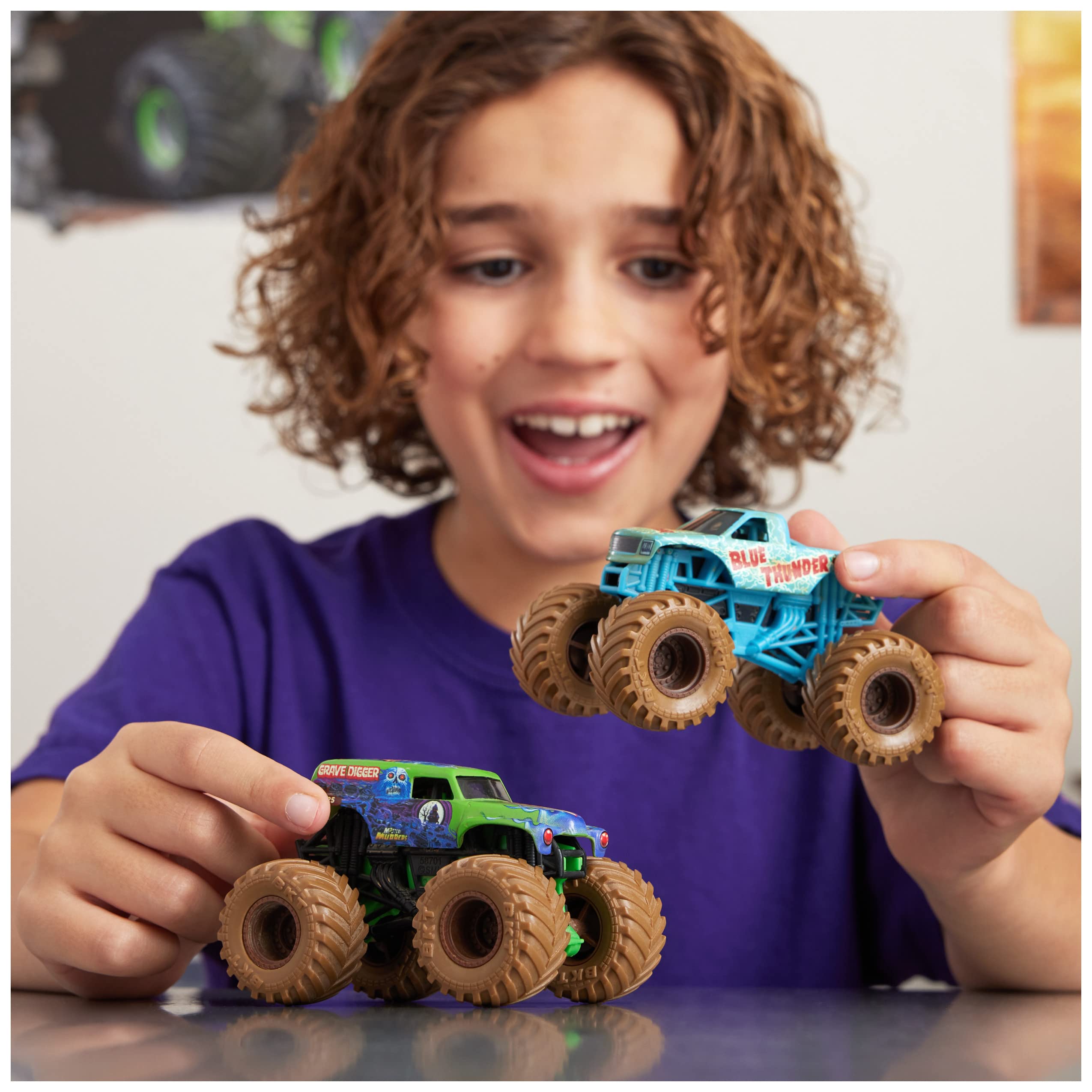 Monster Jam niño sosteniendo camión para juego activo y creativo