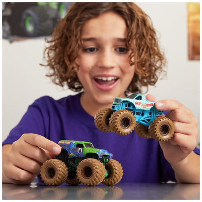 Monster Jam niño sosteniendo camión para juego activo y creativo