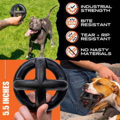 Monster K9 Ring Ball comparado con pata para referencia de tamaño