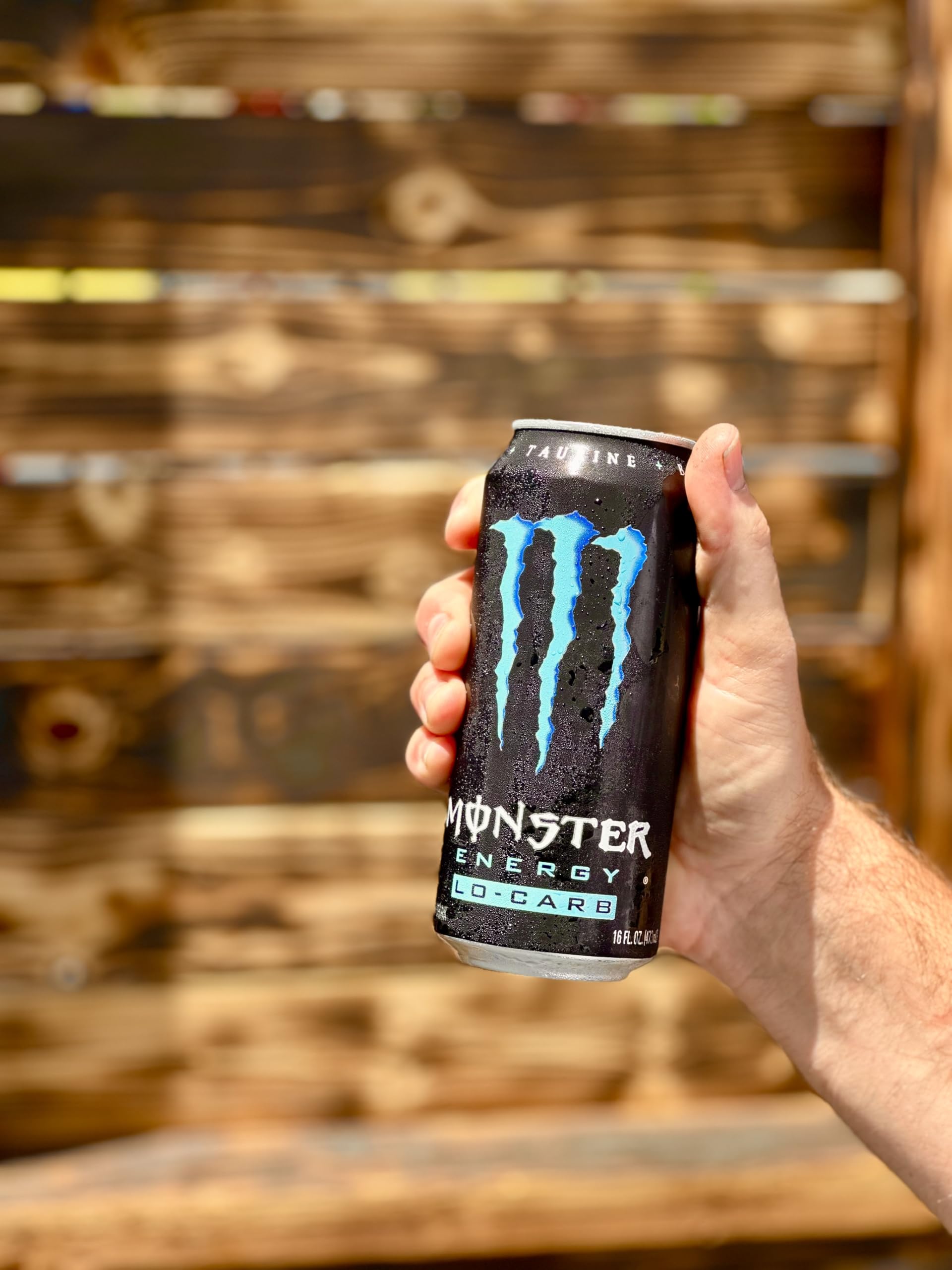 Monster Lo-Carb bebida en uso durante entrenamiento para impulso duradero