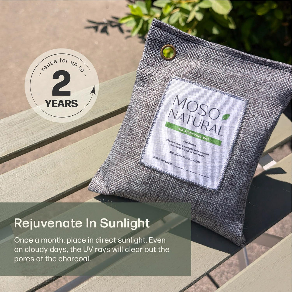 MOSO NATURAL bolsas junto a caja de arena reduciendo olores de mascotas
