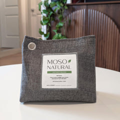 MOSO NATURAL bolsa en dormitorio sobre mesita, elimina olores sin fragancias