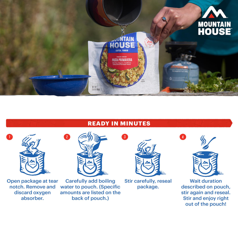 Mountain House bolsa sostenida con la mano para comparar tamaño y portabilidad