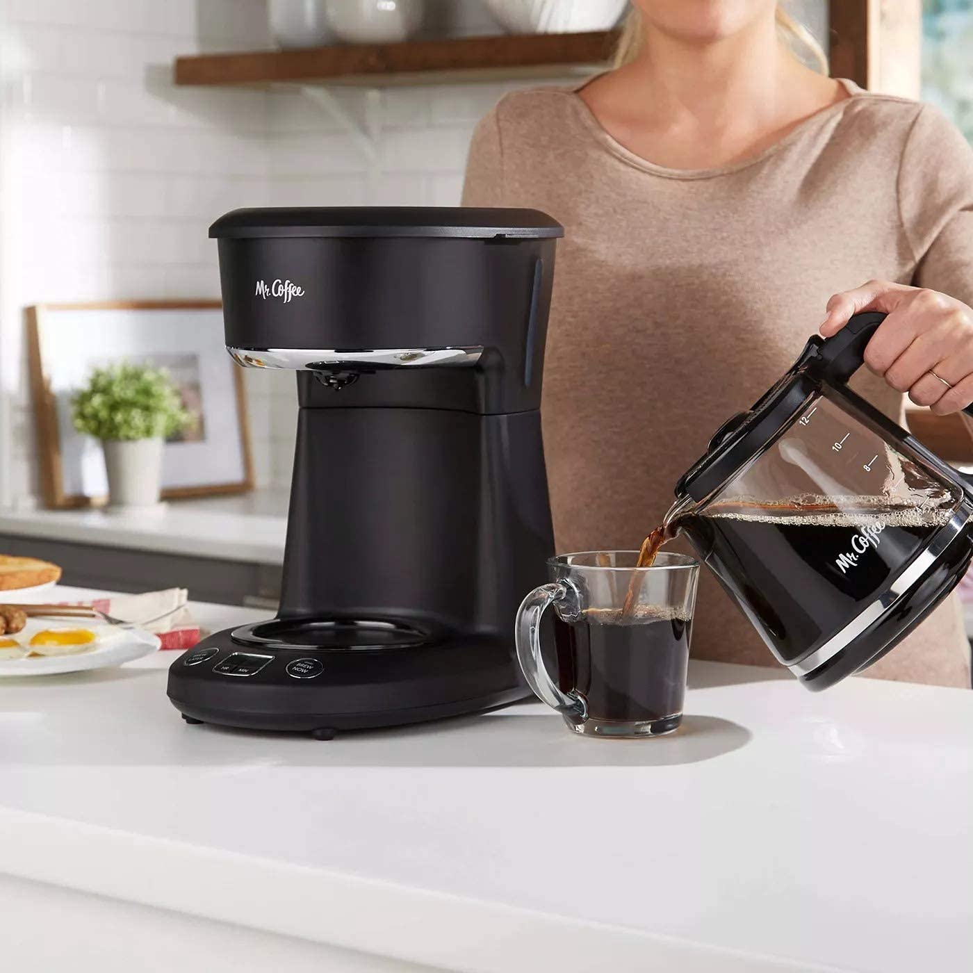 Mr. Coffee en cocina mostrando escala de 12 tazas ideal para familias