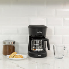 Mr. Coffee jarra sirviendo café en taza, servicio sin derrames