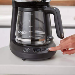 Mr. Coffee jarra vertiendo café demostrando función Grab-A-Cup rápida