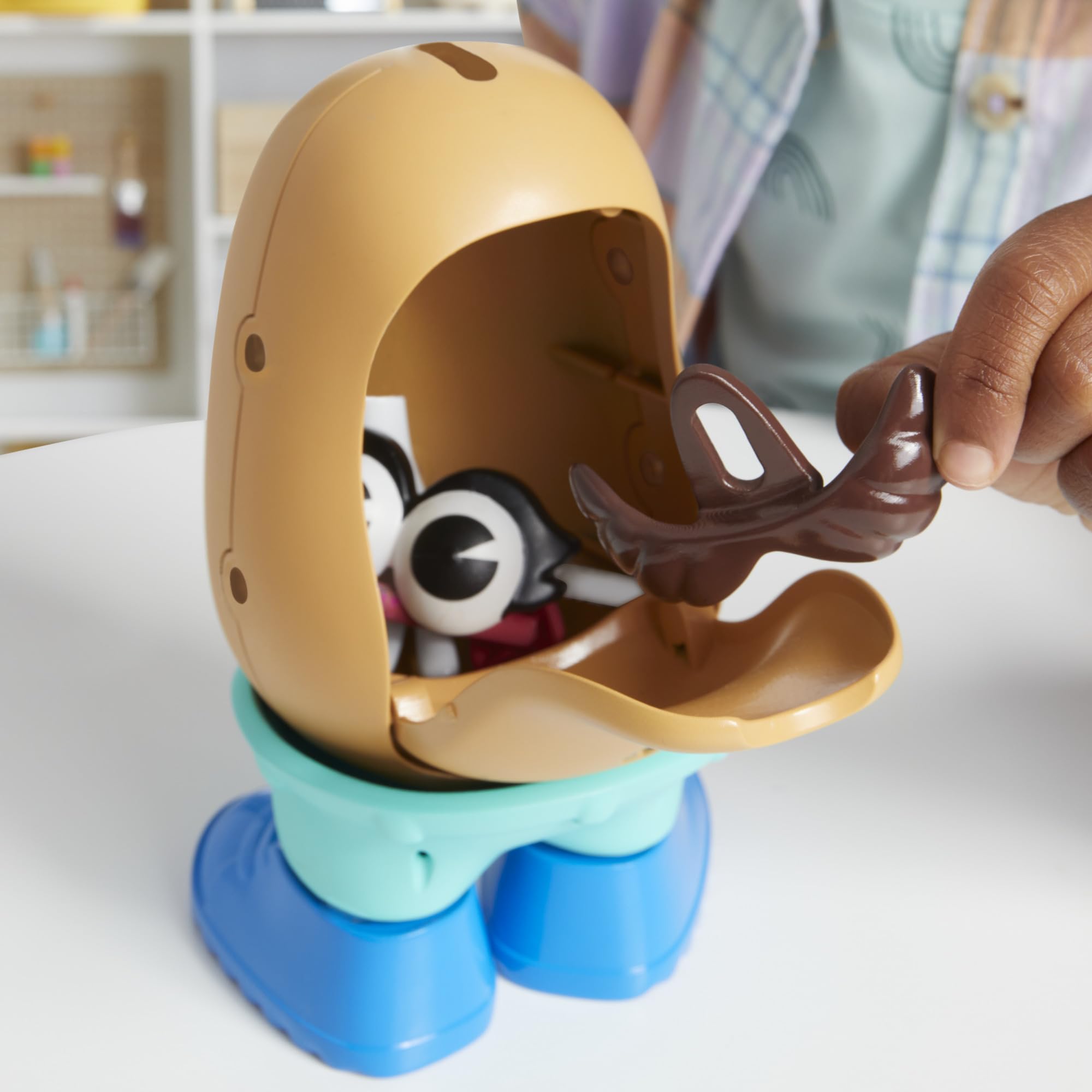 Mr. Potato Head comparación de tamaño con manos infantiles para referencia de escala