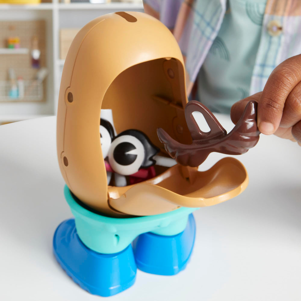 Mr. Potato Head comparación de tamaño con manos infantiles para referencia de escala