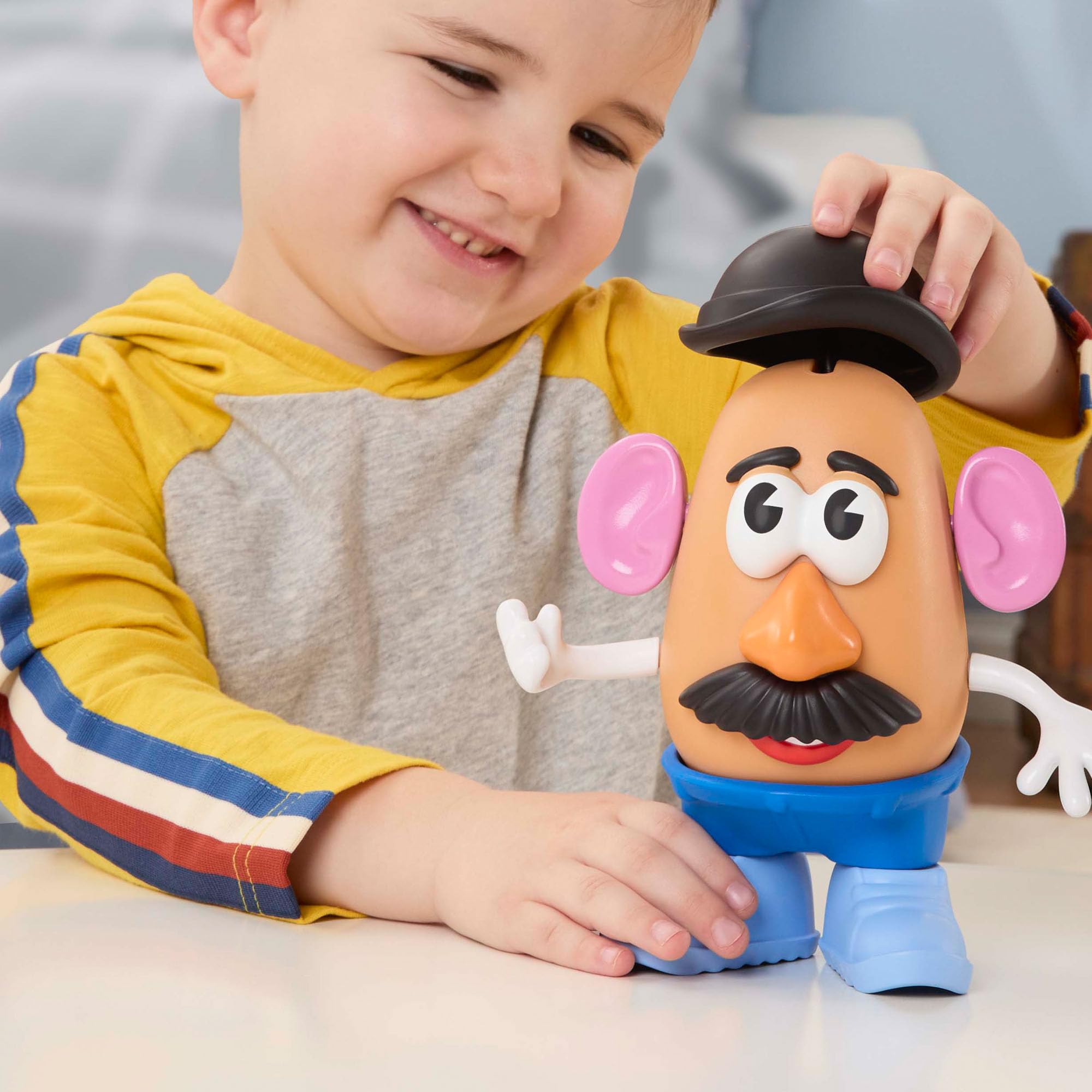 Mr. Potato Head niño jugando en familia fomentando imaginación y destreza
