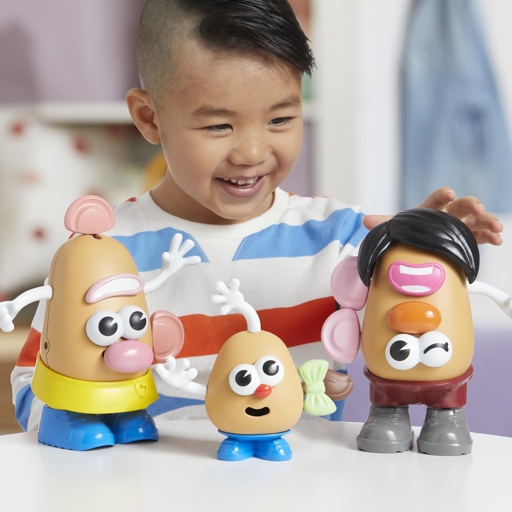 Mr. Potato Head niños jugando en familia promoviendo juego social y creatividad