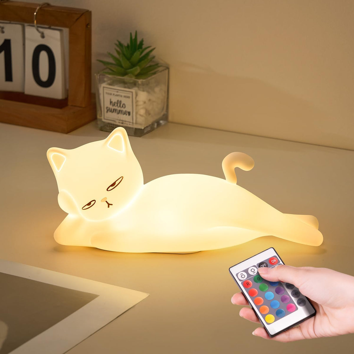 Mubarek gato acostado frontal mostrando diseño adorable y luz cálida