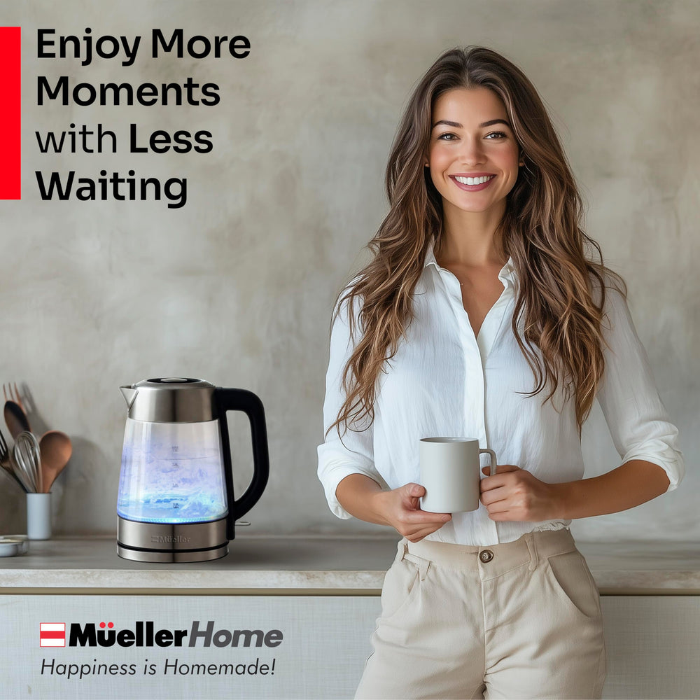 MUELLER HOME hervidor en uso vertiendo agua caliente en una taza rápidamente