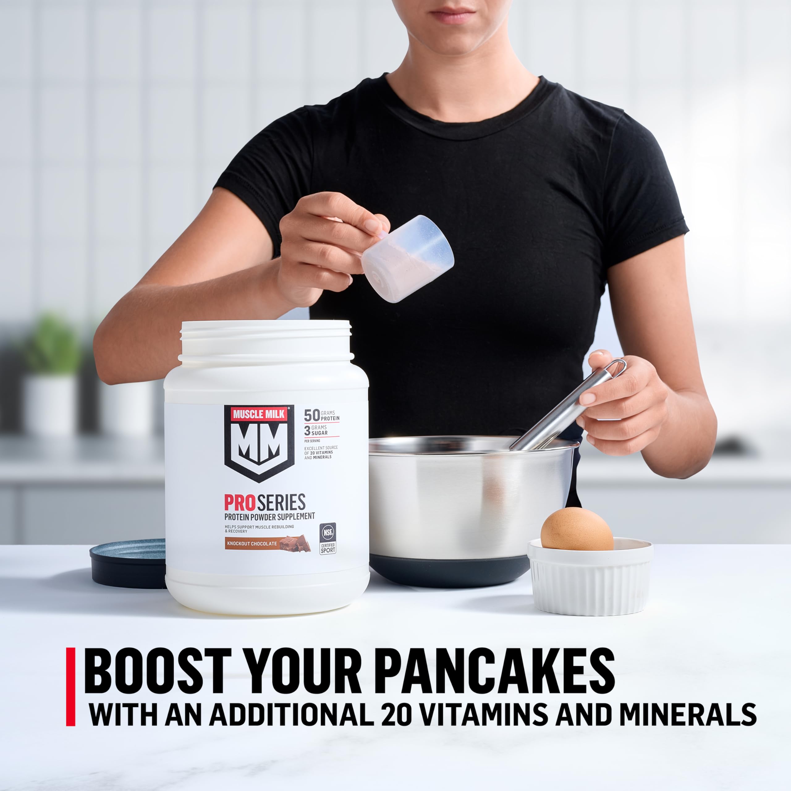 Muscle Milk junto a pesa para comparar tamaño y porciones por envase