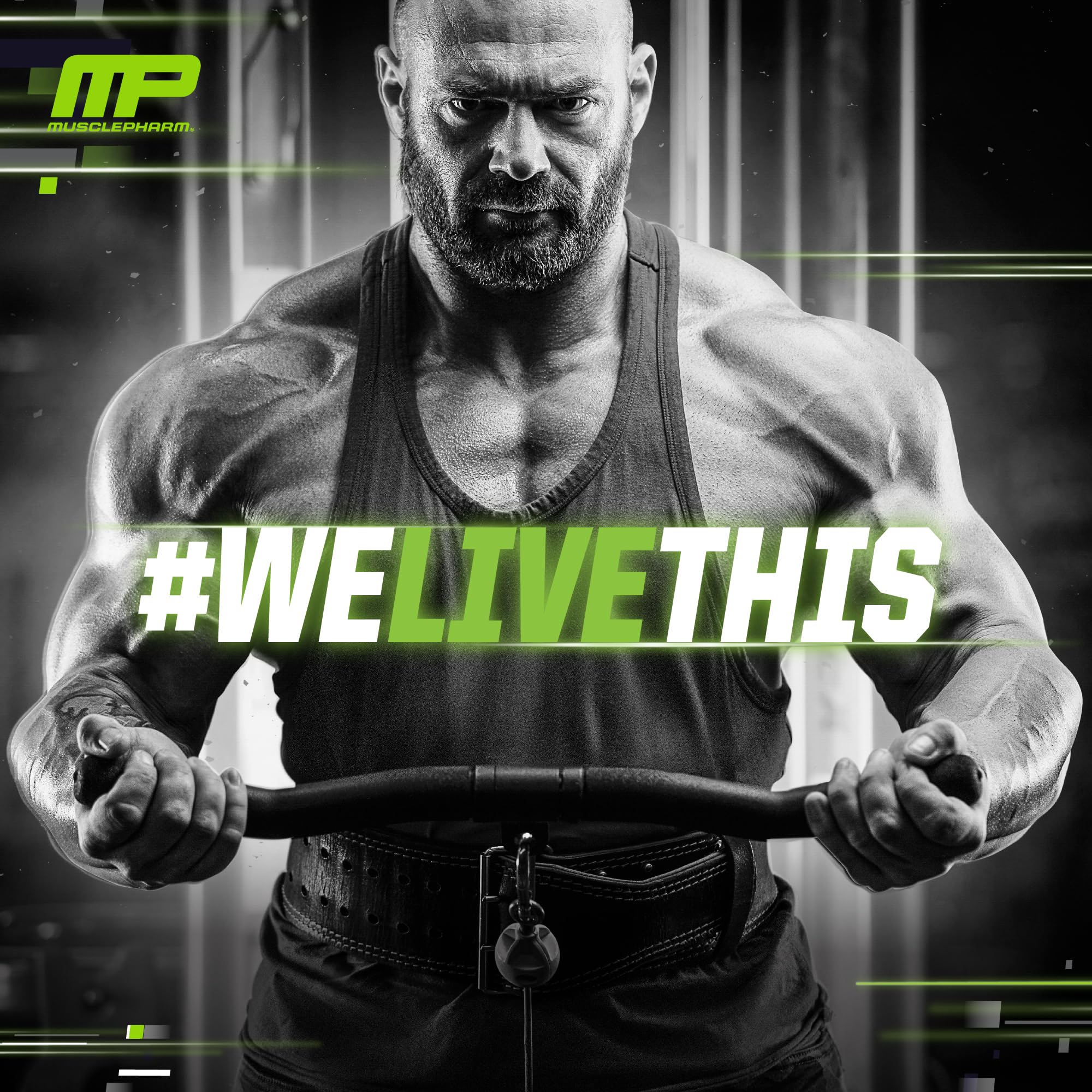 MusclePharm frasco al lado de objetos cotidianos para comparar tamaño