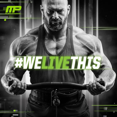 MusclePharm frasco al lado de objetos cotidianos para comparar tamaño